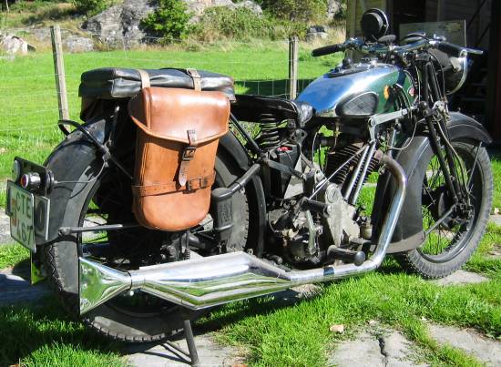 Bakifrån snett höger BSA M35-11 Sloper ohv 600 1935