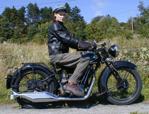 Emma på BSA M35-11 Sloper ohv 600 cc 1935