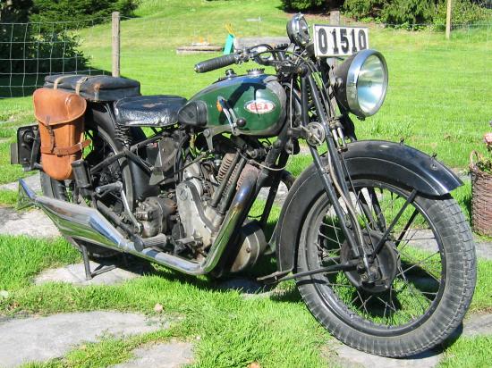 Framifrån snett höger BSA M35-11 Sloper ohv 600 1935