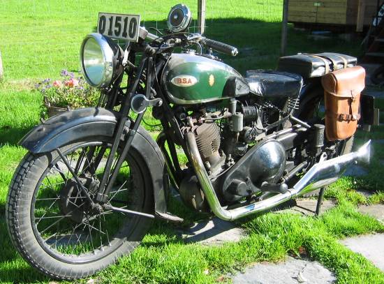 Framifrån snett vänster BSA M35-11 Sloper ohv 600 1935